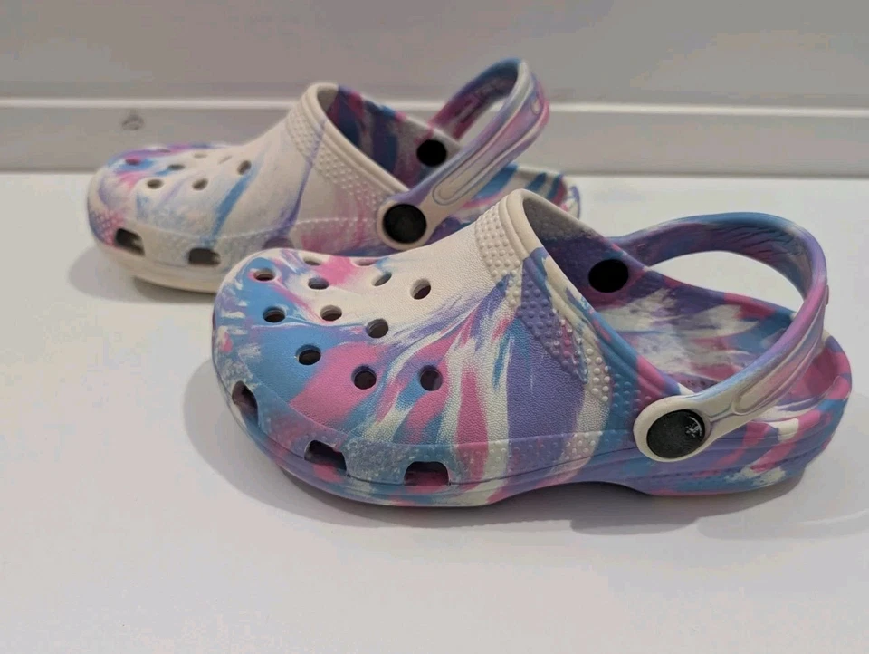 Tamancos Crocs clássicos tingimento de gravata mármore lavanda azul rosa meninas tamanho C 12  - Imagem 1 de 4