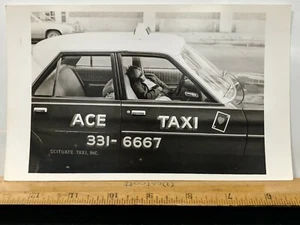 1x Fotografia Vintage/Classica Originale 5X8 ACE TAXI Pisolino sul Lavoro - Foto 1 di 1