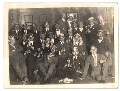 Fotografie Studentenverbindung, Studenten feiern und betrinken sich  - Bild 1 von 2
