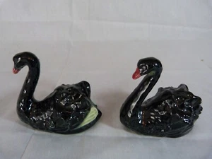 VINTAGE DARBYSHIRE SALT & PEPPER SHAKERS "BLACK SWANS" VGC #237 - Picture 1 of 11