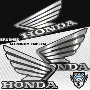 EMBLEMA DE CALCOMANÍA DE 3,5" METAL ALUMINIO METAL NEGRO Y CROMO HONDA LOGOTIPO TANQUE/GUARDABARROS PEGATINA - Imagen 1 de 3