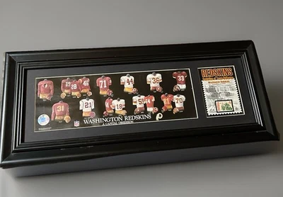 Impresión enmarcada de uniformes Evolution of Washington Redskins con sello - Licencia NFL Foto 1 de 4