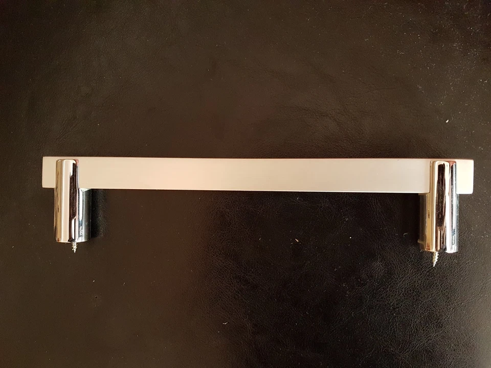 Maniglia x porta scorrevole In alluminio argento satinato e lucido(pezzo d expo) - Immagine 1 di 1