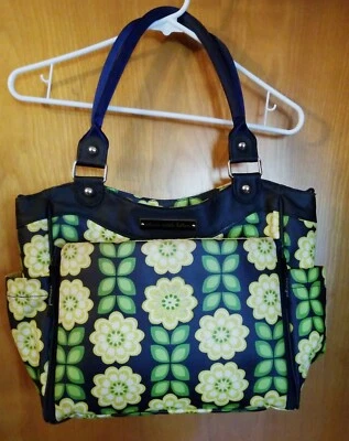 Bolsa de pañales Petunia Pickle Bottom Passport to Prague City 13x12x5 Foto 1 de 4