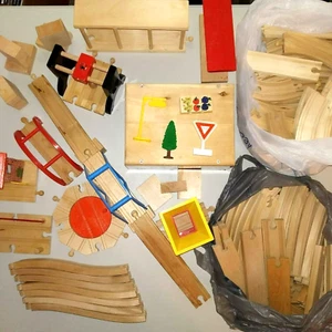 100+ Zug Holzeisenbahn Gebäude Brücken Setzstufen Kurve Gleise passt Thomas/Brio - Bild 1 von 12