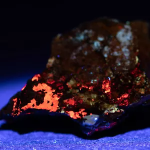 Marsita, yodargirita? cristales sobre limonita. Fluorescente UV LW Rubtsovsk, Rusia - Imagen 1 de 10