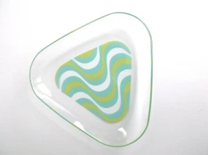 Plato de vidrio triangular Mid Century azul y verde ondulado psicodélico diseño mod - Imagen 1 de 6