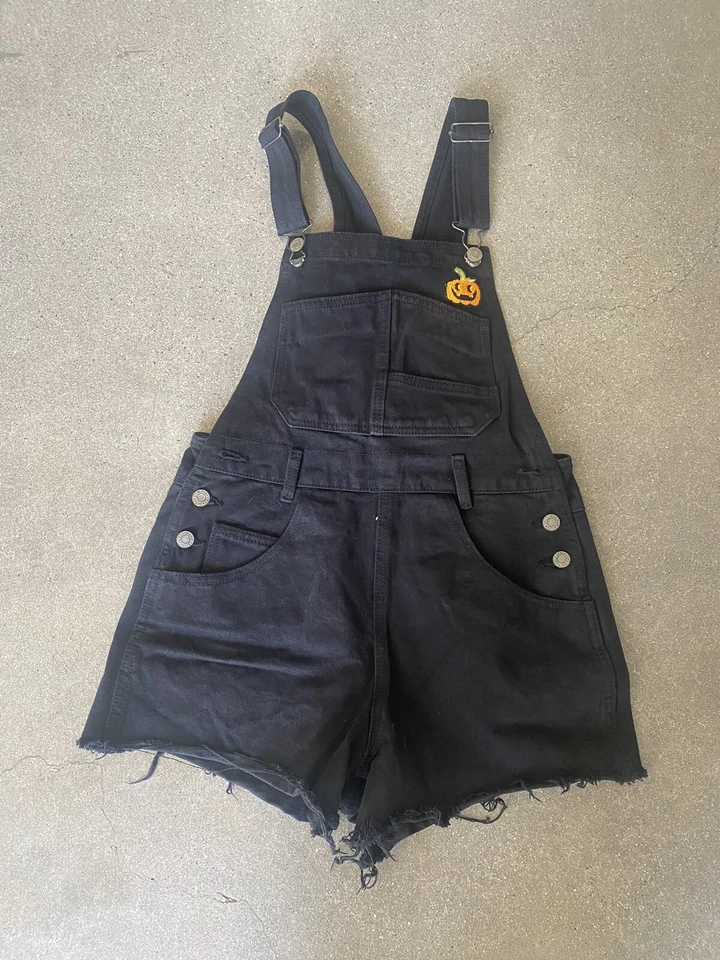 Macacão curto Brandy Melville J. Galt preto com adesivos de Halloween tamanho P - Imagem 1 de 4