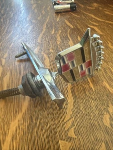 Cadillac Motorhaube Ornament Wappen Emblem 1623997 AC-1 80er Deville Eldorado Fleetwood - Bild 1 von 9