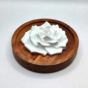 Handgefertigte Duftstein-Rose für ätherische Öle, Duftöle, mit Holztellerchen - Bild 1 von 4