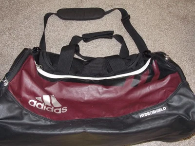 Bolsa de Duffel Adidas, Gym Sports Burgandy Black, Team Issue Hydroshield - Imagem 1 de 4