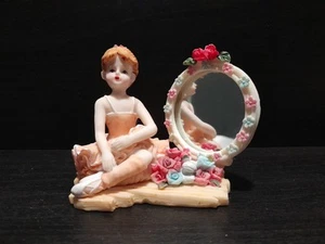 Vintage sitzende Ballerina Figur im Spiegel 3" groß Floral Harzmaterial - Bild 1 von 15