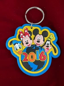 Fab Four Donald Minnie Mickey Goofy Disney Parks 2016 Erde Vinyl Schlüsselanhänger 4,25" - Bild 1 von 3