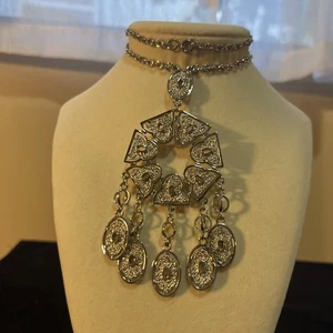 Collana con ciondolo pendente tono argento stile revival egiziano vintage - Foto 1 di 7