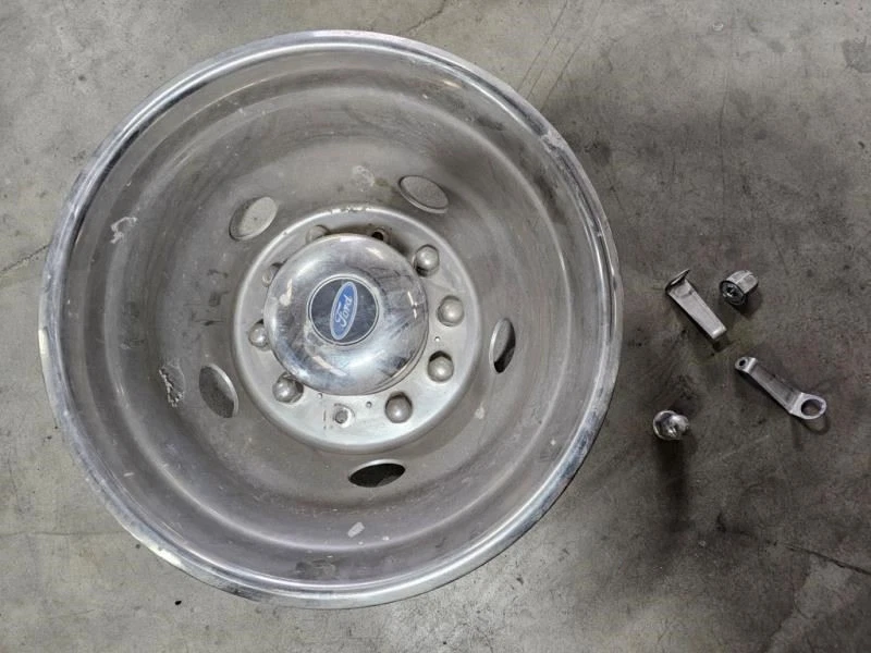 USADO 2019 FORD F450 10 LUG CROMADO 19,5" TAMPA DA RODA TRASEIRA COM TAMPA ENVIADA  - Imagem 1 de 4