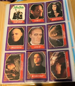 ADDAMS FAMILY 1991 TOPPS COMPLETE SET 99 TRADING CARDS AND 11 STICKERS - Foto 1 di 14