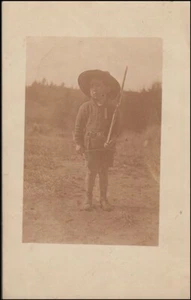 POSTCARD YOUNG BOY PLAYING SOLDIERS WWI (ID:705/D4660) - Picture 1 of 1