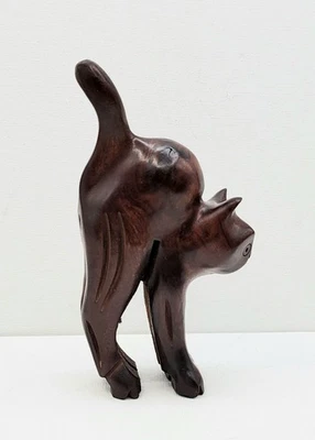 Estatuilla de gato asustado de madera marrón tallada a mano de 6" de alto  Foto 1 de 4