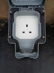 MK IP66 *** BRITISH MADE *** OUTDOOR - 230 VOLTS - WATERPROOF SOCKETS - NEW - Picture 1 of 12