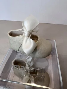 NWT Mayoral Newborn Baby Girl Beige Satin Bow Crib Shoes 0-2 months - Picture 1 of 5