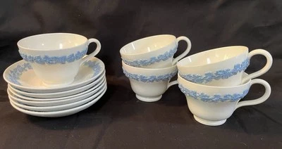 Juego de 5 tazas y platillos Wedgwood en relieve Queensware borde concha lavanda en crema Foto 1 de 4