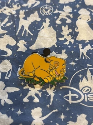 Заколка Simba Lion King 2022 Disney Parks Sweet Dreams Sleeping Nap Mystery  - Изображение 1 из 2
