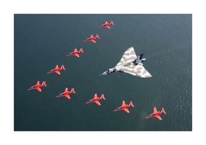 Bombardero AVRO Vulcano con flechas rojas A4 póster de imagen elección de marco. - Imagen 1 de 4