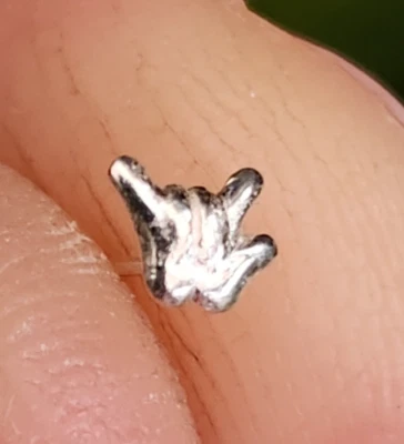 Nariz Stud Rock Hand Diavil Horns Rock On 22 g (0,6 mm) plata 6 mm extremo de bola Foto 1 de 4