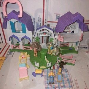 Fisher Price Play Set SWEET STREETS Riding Horse Stable 2004 W/accessories - Picture 1 of 5