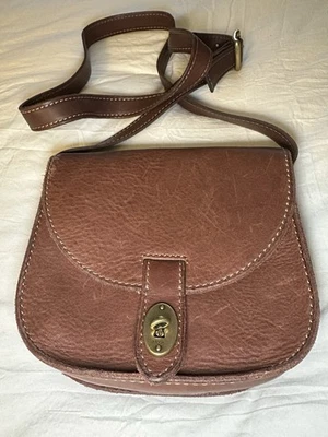 Bandolera pequeña de cuero marrón fósil Foto 1 de 4