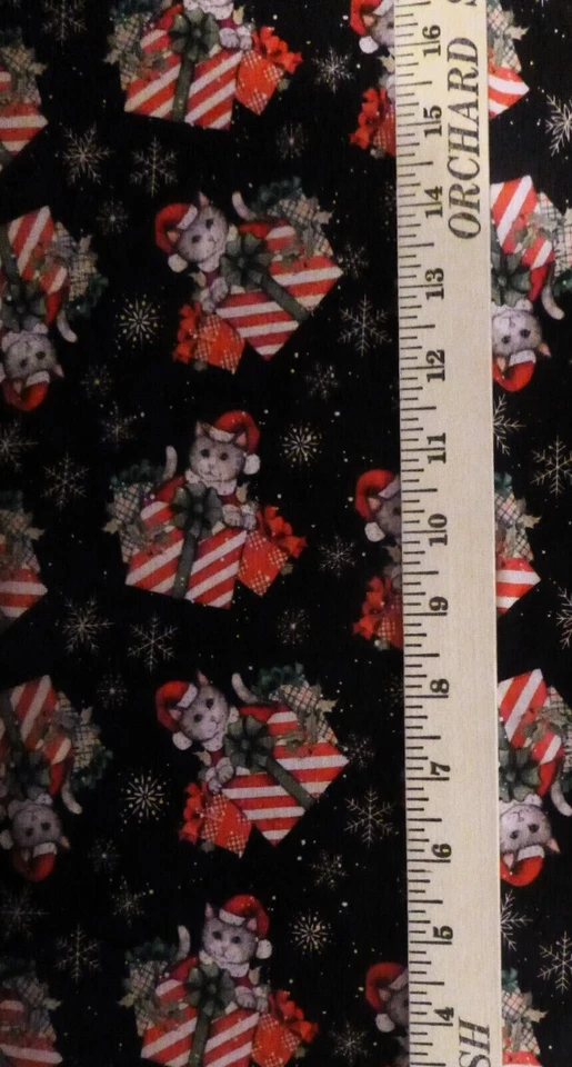 GATOS DE NAVIDAD EN PAQUETES TELA POR SUSAN WINGET UNA YARDA (2 DISPONIBLES) Foto 1 de 1