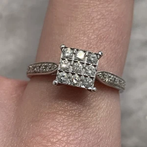 Anillo de compromiso de diamantes de oro de 9 quilates con racimo cuadrado de oro blanco de 0,33 quilates 375 - talla P - Imagen 1 de 15