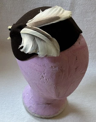 1940s vintage Belvidere hat Womens pillbox wool felt feathers beret brown - Image 1 of 4