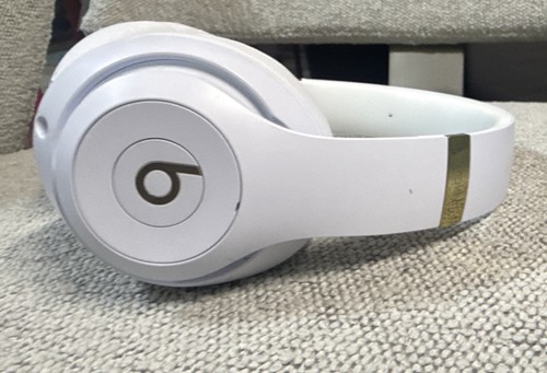 Beats Studio3 Wireless Over-Ear Headphones - Forest Green - Grade
