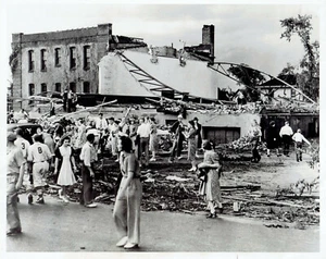 1939 Pressefoto Tornado Sturm beschädigt Waffenkammer in Straßen von Anoka, Minnesota  - Bild 1 von 2