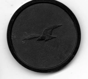 Antico chip da poker: uccellino volante in rilievo nero - Foto 1 di 2