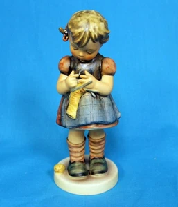 Hummel Figurine: 255, A Stitch in Time - No Box - Imagen 1 de 4