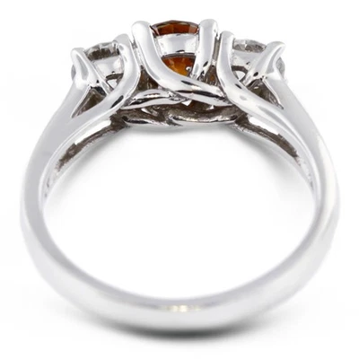 Anillo clásico de tres piedras de 18 k con diamantes naturales redondos SI1 rojo 1/4 quilate SI1 Foto 1 de 4