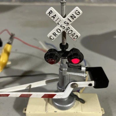 MTH 30-11012 O Gauge Operating Crossing Gates Signal Qty 2 need repair - Image 1 of 3