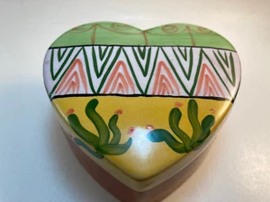 Herzförmige Keramik Schmuckschatulle mit geometrischen und figürlichen Motiven in grün, oder - Bild 1 von 9