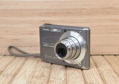 Casio EXILIM EX-S500 5MP Ultra Slim Digital Camera, 3x Optical Zoom - Image 1 of 4