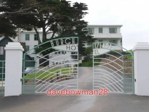 PHOTO BURGH ISLAND: HOTEL GATES THE DISTINCTLY ART-DECO GATES OF THE BURGH ISLA - Picture 1 of 1