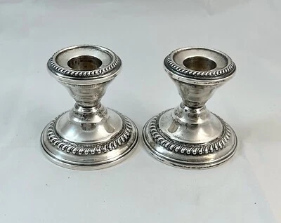 Candelabros, 2 portavelas Newburyport Silver Co. de plata esterlina, c. 1905 Foto 1 de 4