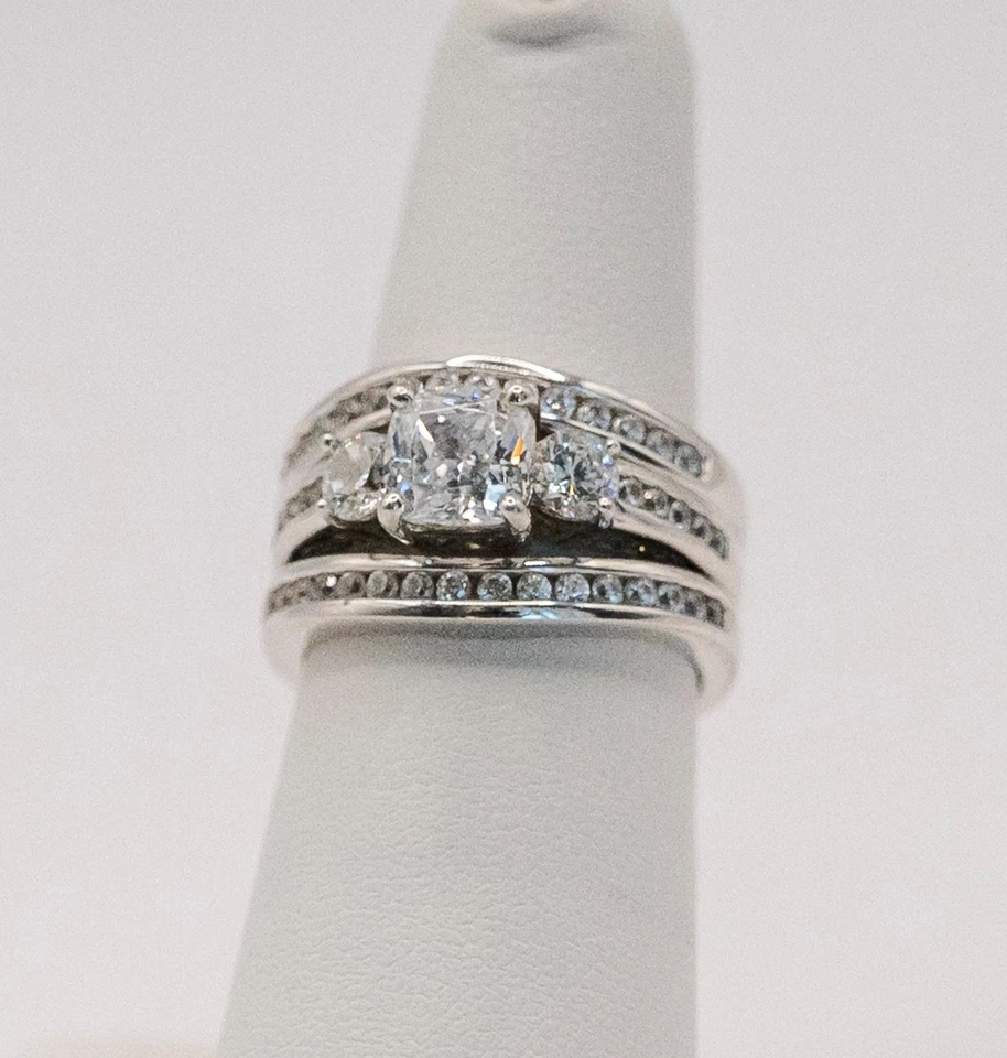 Juego de anillos Berricle 3 piedras 1,5 quilates circonita cúbica corte cojín plata de ley talla 6,5 Foto 1 de 4