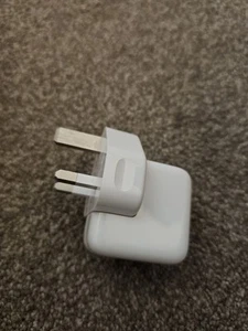 ONE Genuine Apple 12W USB Main Charger Power Adapter Plug 3 pin UK Model: A1401 - Afbeelding 1 van 5