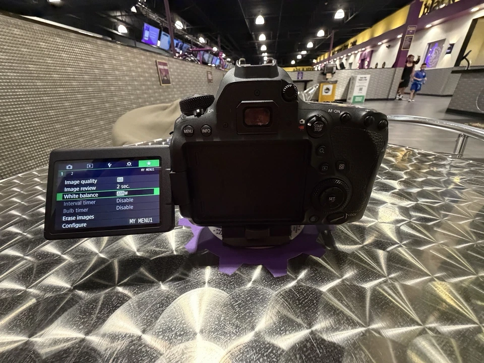 Canon EOS 6D Mark II 26,2 MP DSLR Camera (Body Only) - Image 1 of 4