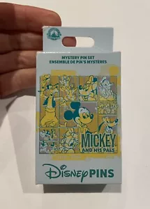 Eine Disney Parks Mickey und seine Freunde 2022 Mystery Pin Box - 2 Pins pro Box - Bild 1 von 4