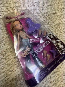 BRATZ PUPPE YASMIN PASSION 4 FASHION COLLECTION ZWEI KOMPLETTE OUTFITS Neu im Karton - Bild 1 von 3