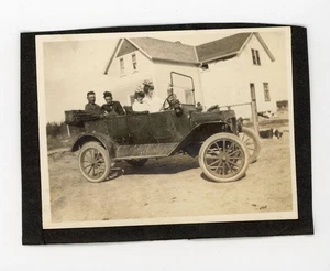 Automóvil antiguo en zona rural - Foto encontrada instantánea vintage - Imagen 1 de 3