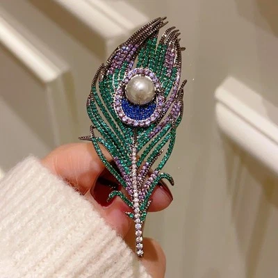 Exquisite Luxury Peacock Feather Brooch Vintage Metal Alloy Pin with Sparkling - Image 1 of 4